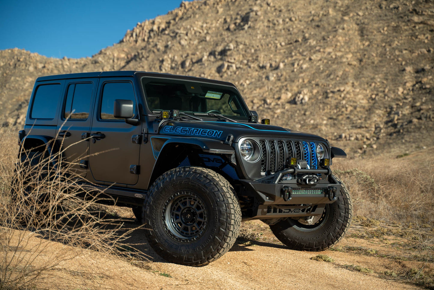 Jeep-4XE-A-Pillar-Dual-Pod-light-Mounts_Installed-01.jpg