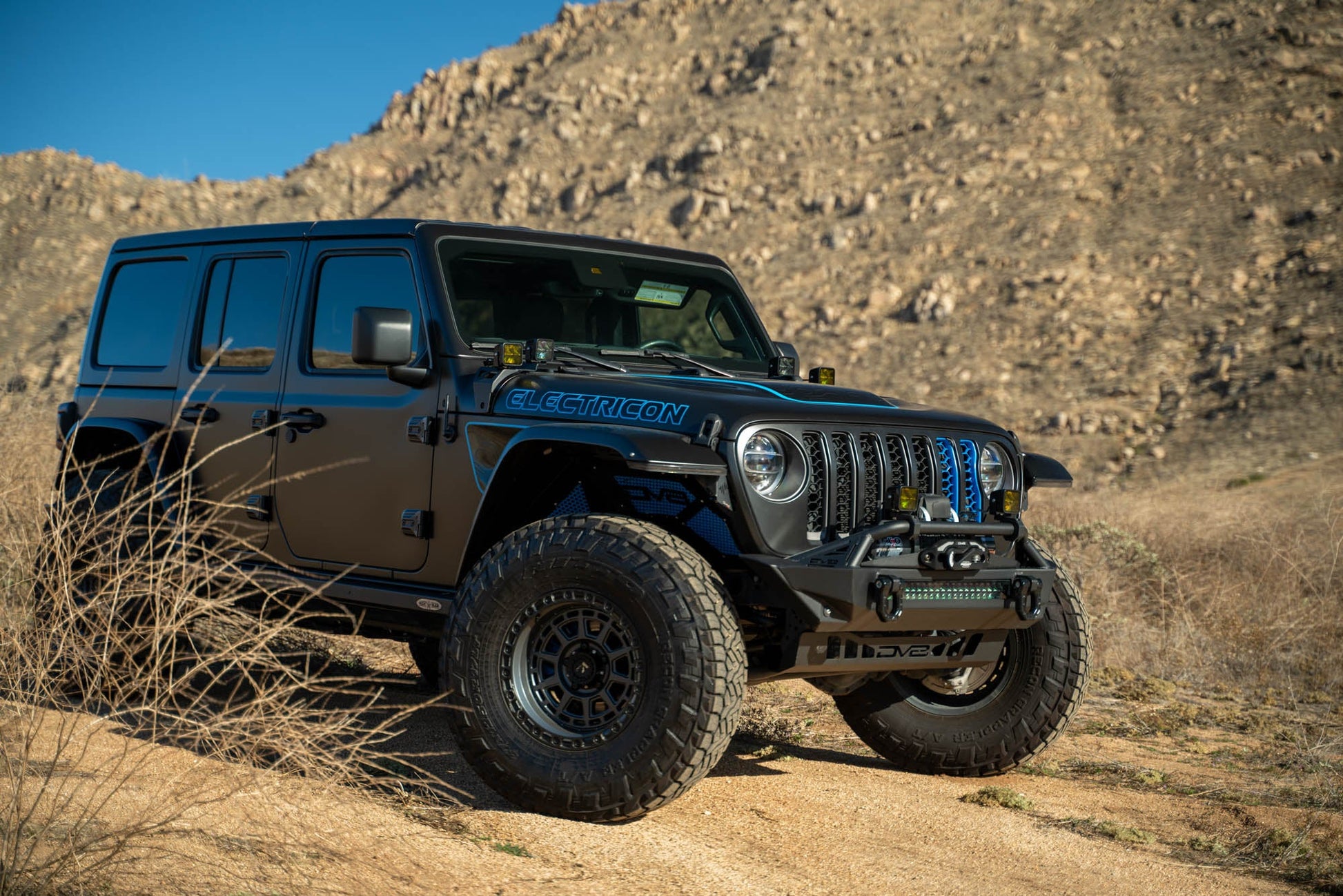 Jeep-4XE-A-Pillar-Dual-Pod-light-Mounts_Installed-01.jpg