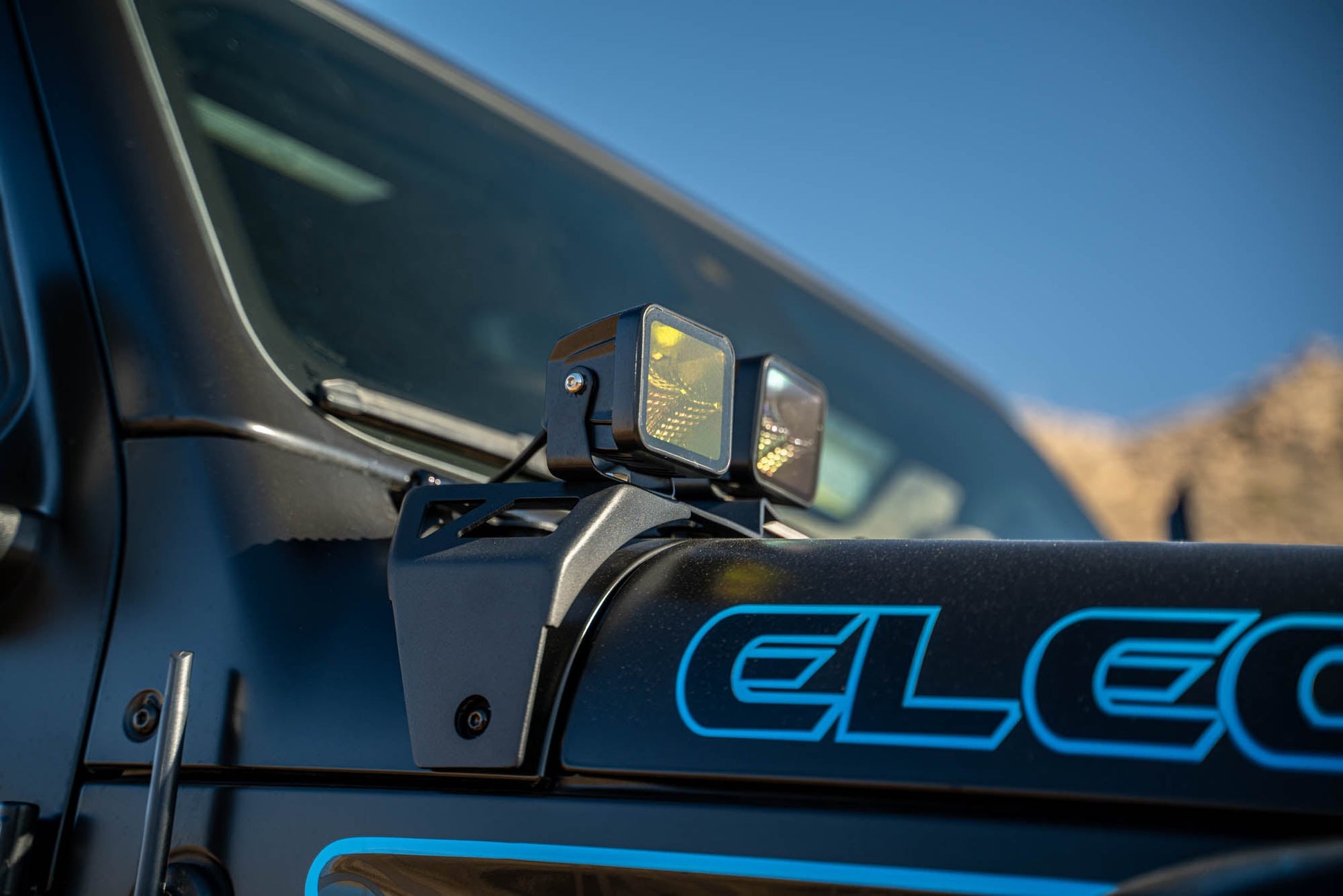 Jeep-4XE-A-Pillar-Dual-Pod-light-Mounts_Installed-02.jpg