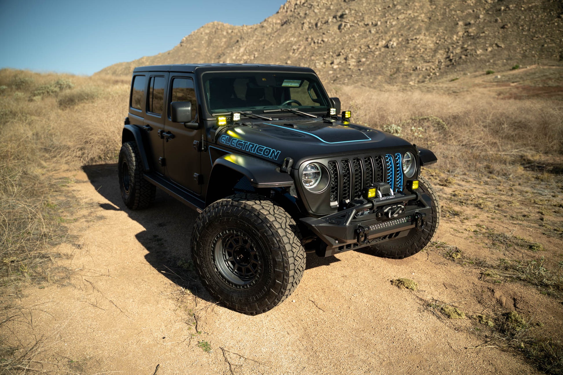 Jeep-4XE-A-Pillar-Dual-Pod-light-Mounts_Installed-07.jpg