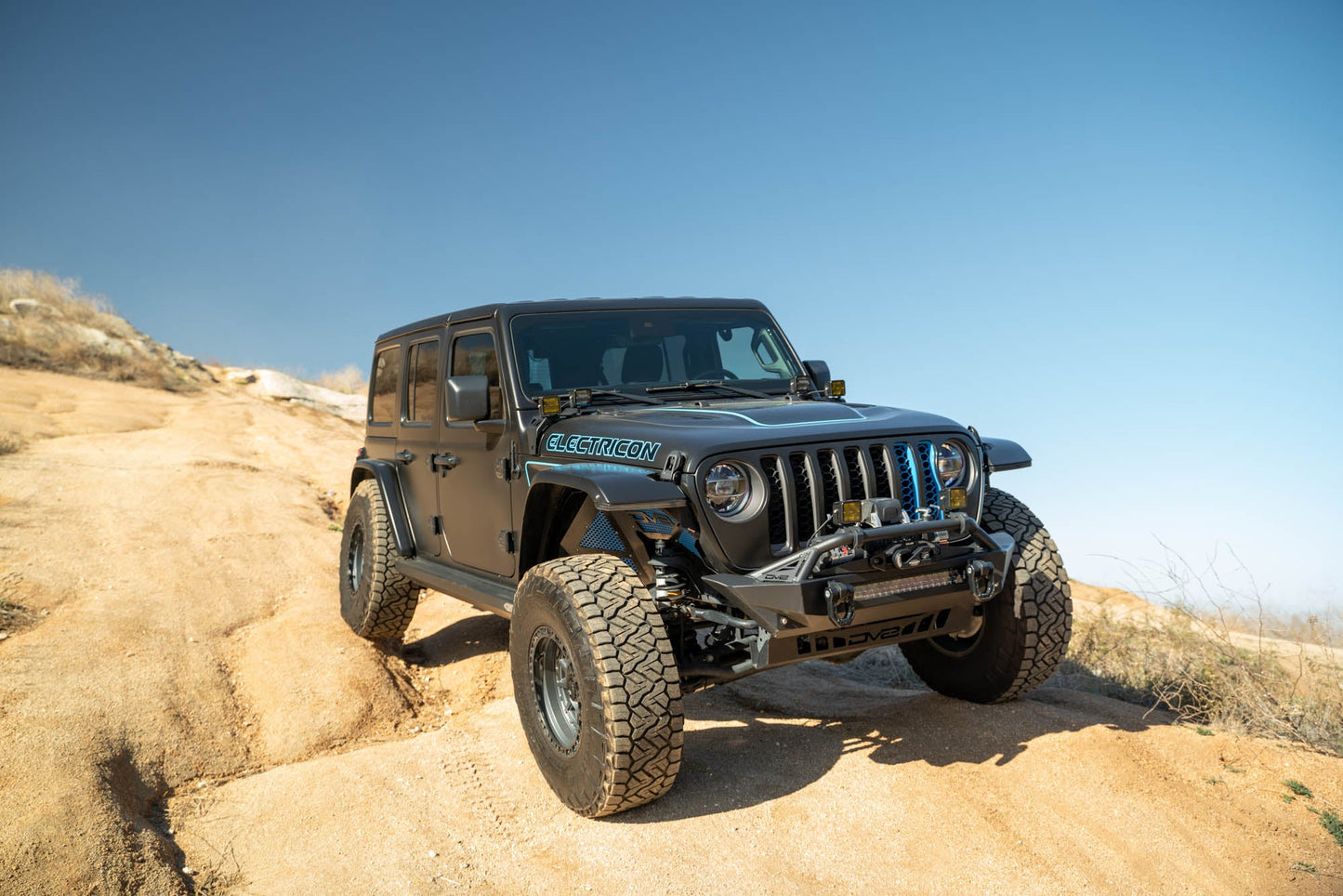 Jeep-4XE-A-Pillar-Dual-Pod-light-Mounts_Installed-13.jpg
