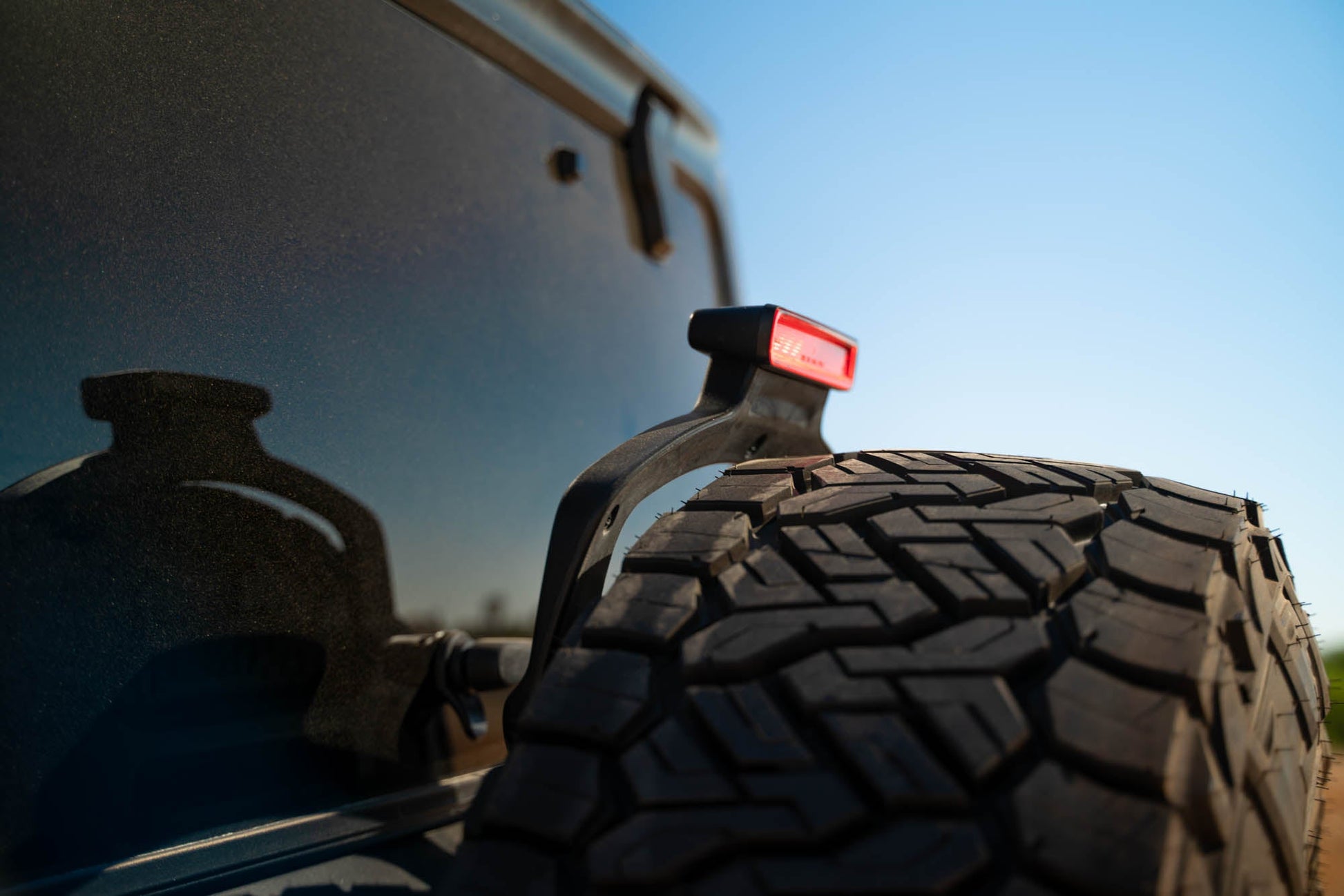 Jeep-JL-Bumper-Mounted-Tire-Carrier_Installed-02.jpg