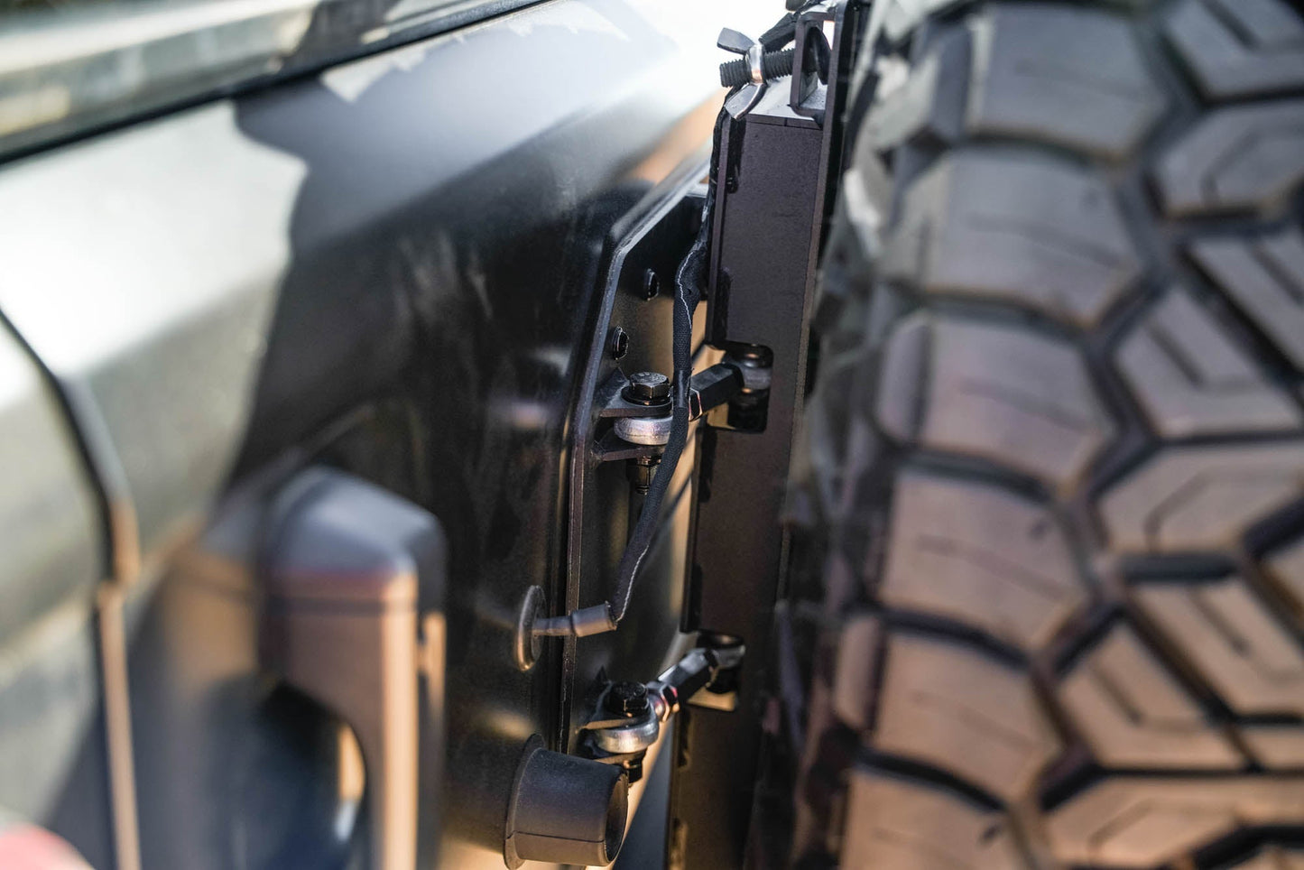 Jeep-JL-Bumper-Mounted-Tire-Carrier_Installed-03.jpg