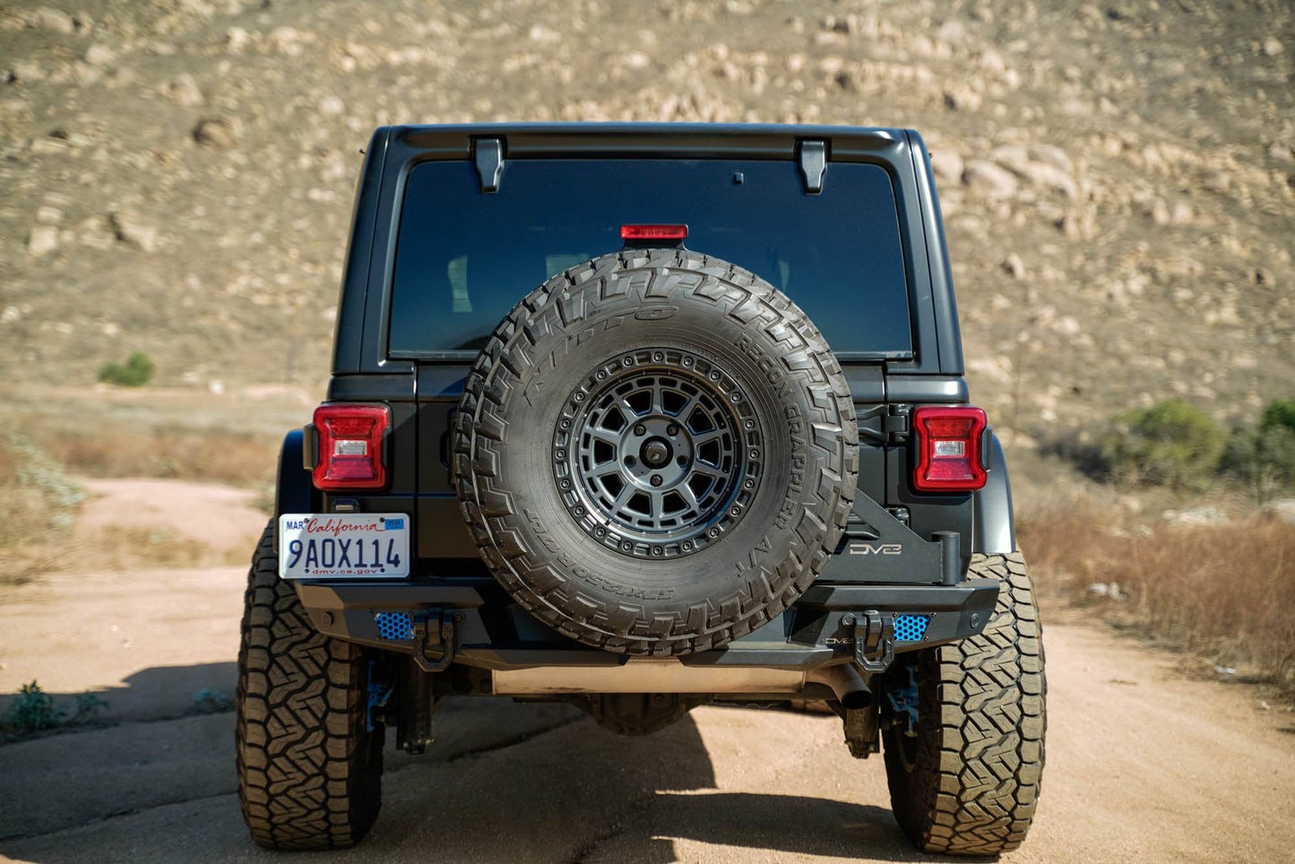 Jeep-JL-Bumper-Mounted-Tire-Carrier_Installed-04.jpg