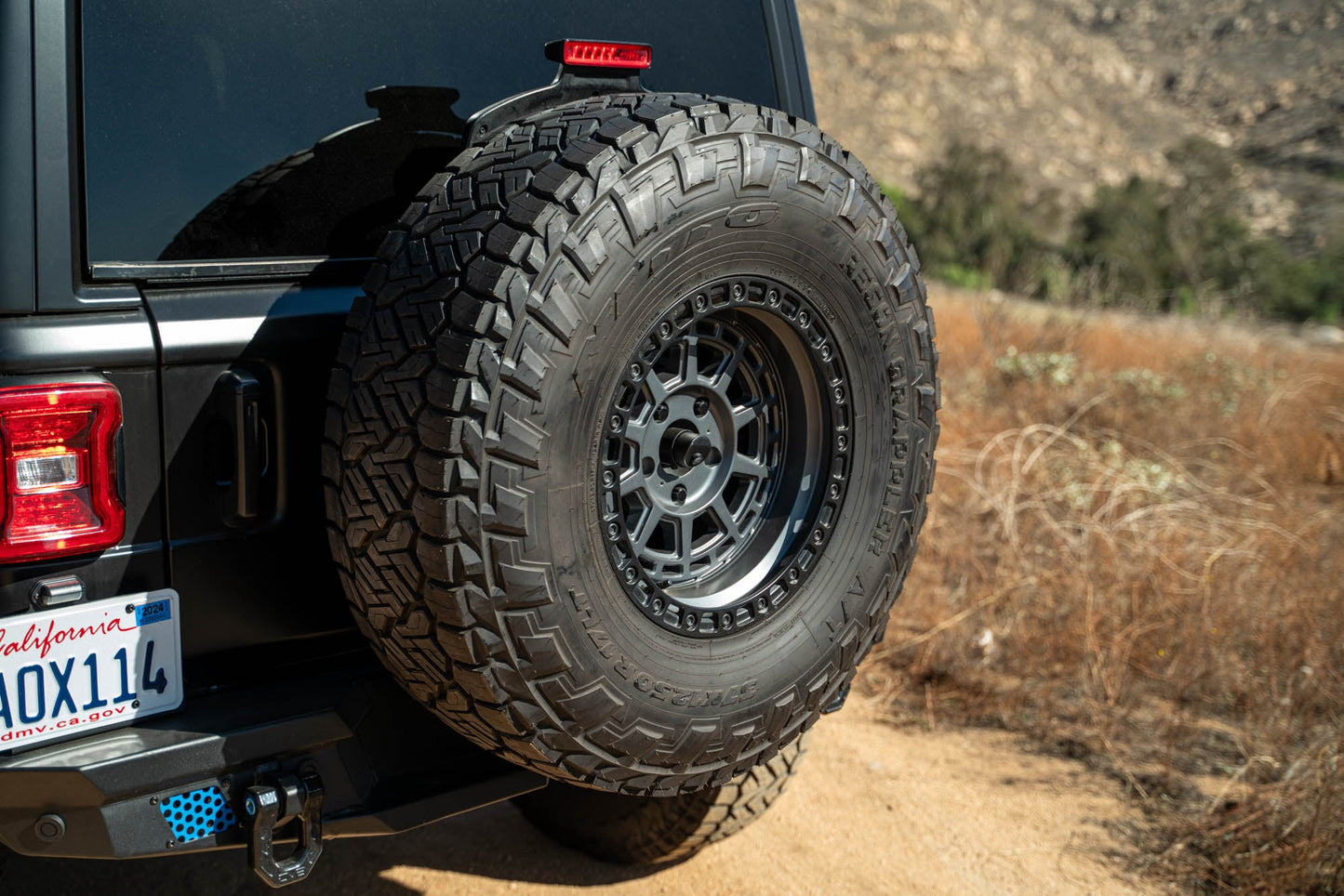 Jeep-JL-Bumper-Mounted-Tire-Carrier_Installed-06.jpg