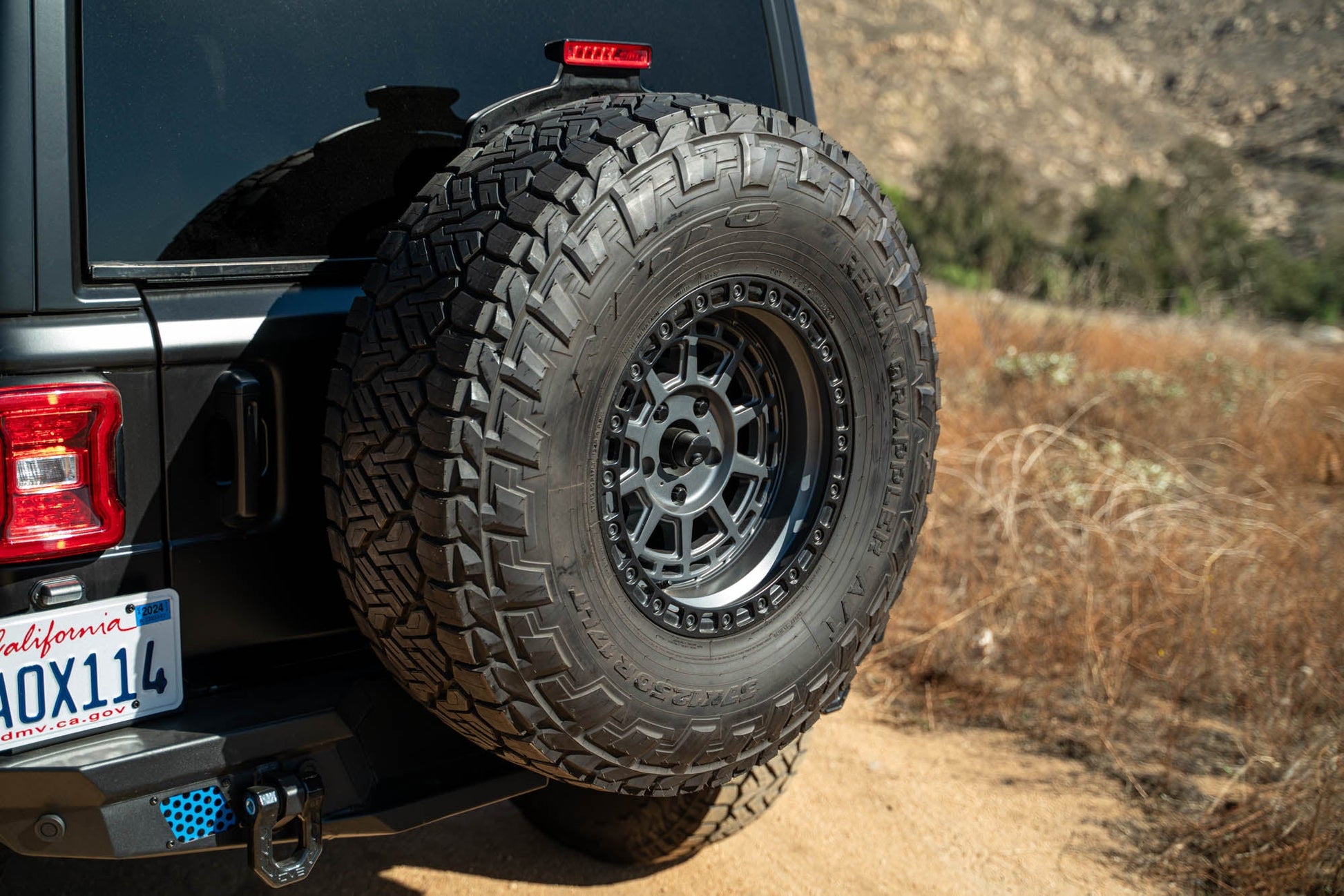 Jeep-JL-Bumper-Mounted-Tire-Carrier_Installed-06.jpg