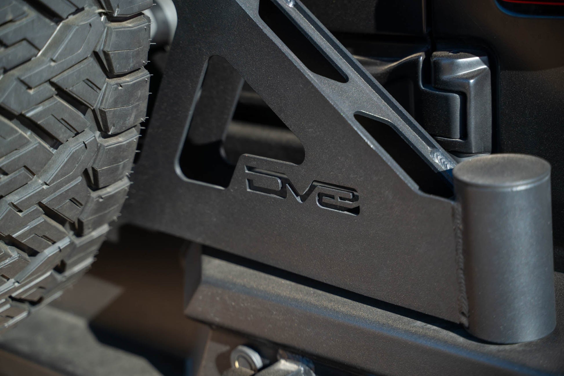 Jeep-JL-Bumper-Mounted-Tire-Carrier_Installed-11.jpg