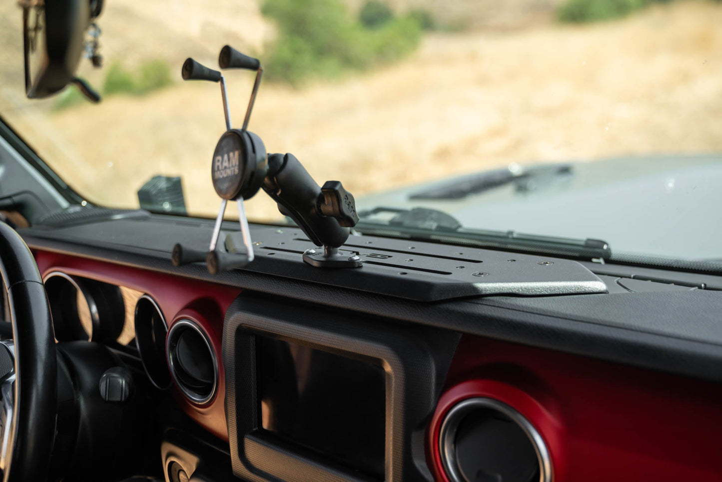 Jeep-Wrangler-JL-_-Gladiator-JT-Device-Dash-Mount-V2-Installed-6.jpg