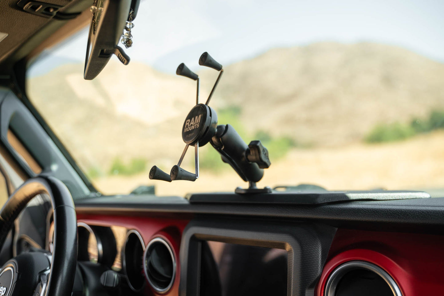 Jeep-Wrangler-JL-_-Gladiator-JT-Device-Dash-Mount-V2-Installed-7.jpg