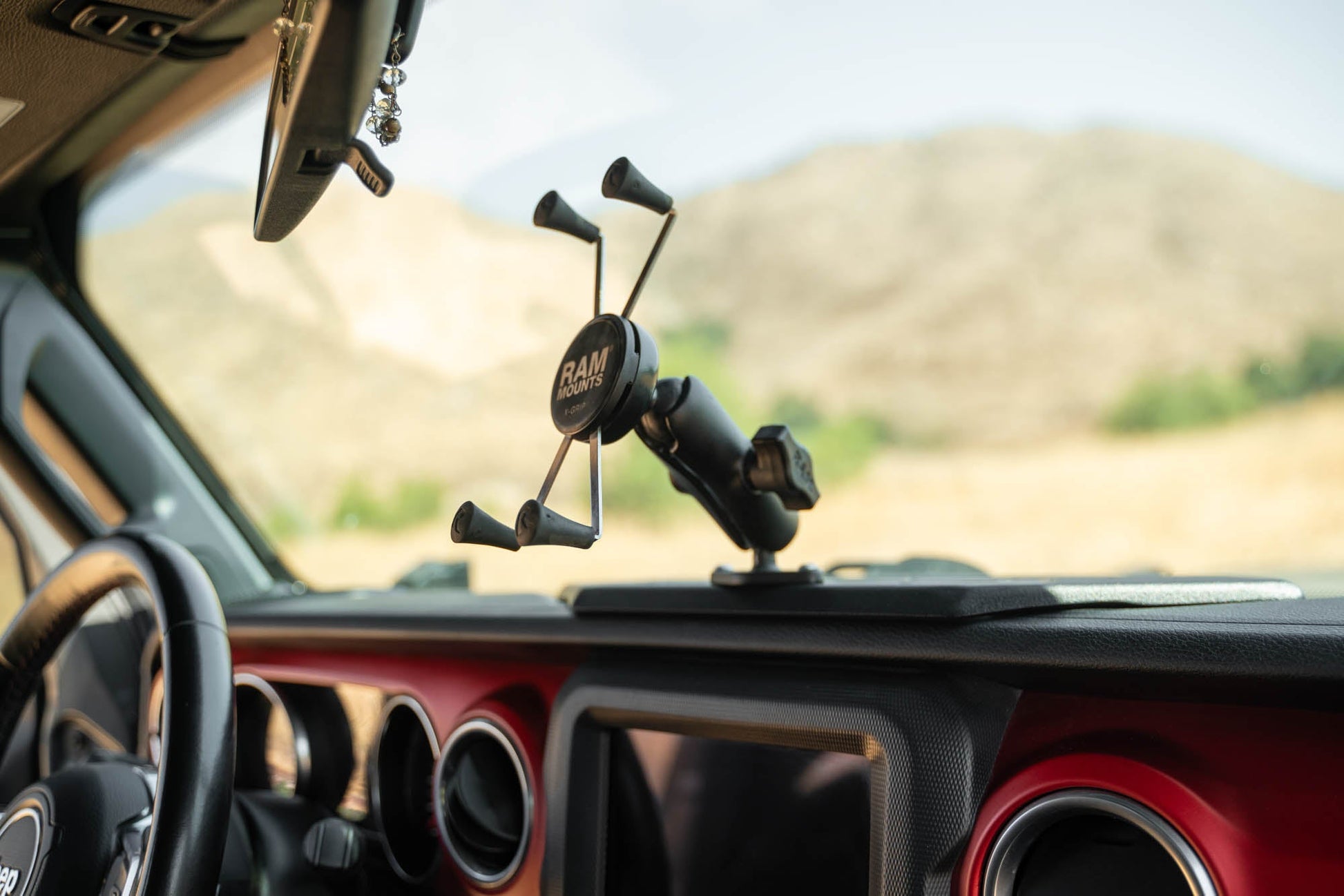 Jeep-Wrangler-JL-_-Gladiator-JT-Device-Dash-Mount-V2-Installed-7.jpg