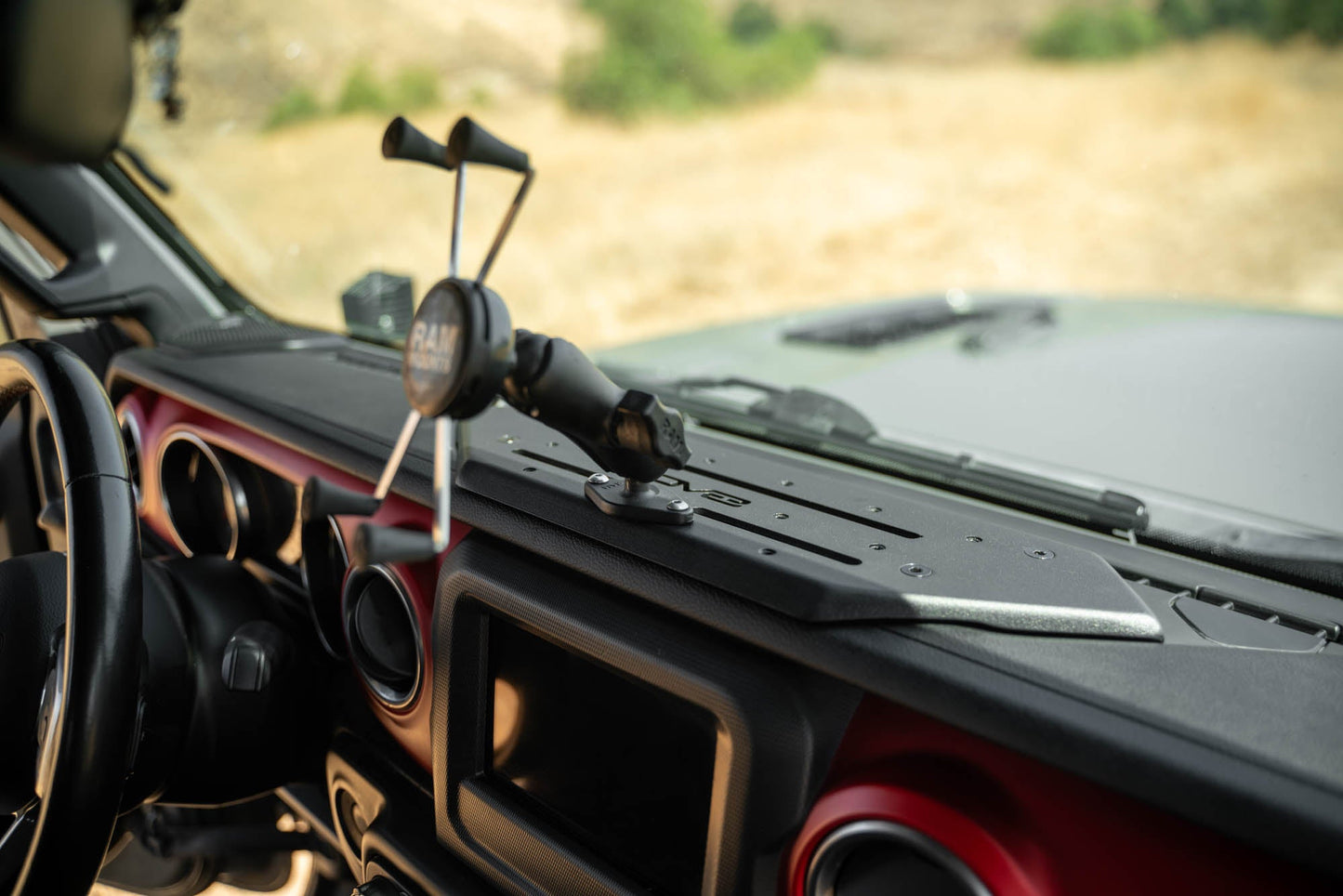 Jeep-Wrangler-JL-_-Gladiator-JT-Device-Dash-Mount-V2-Installed-8.jpg