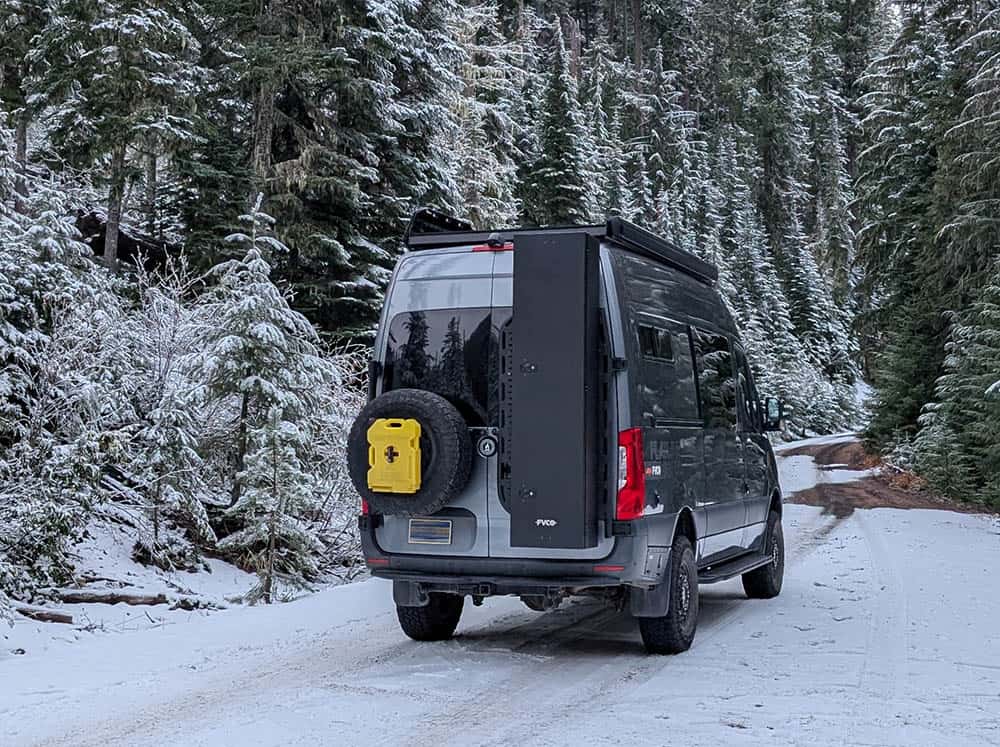 UN1108B-ski-snowboard-locker-in-snow.jpg