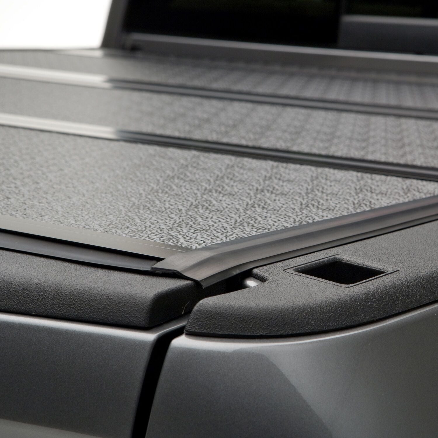 UNDUC_Flex_17FordF150_Silver_Closed_RT.jpg