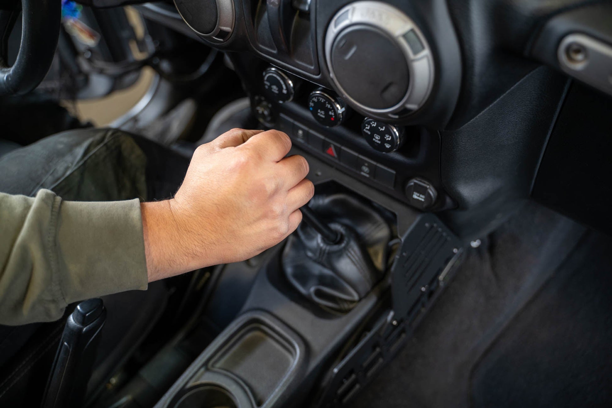 Wrangler-JK-Center-Console-Molle-Panels-_-Device-Bridge-Manual_06.jpg