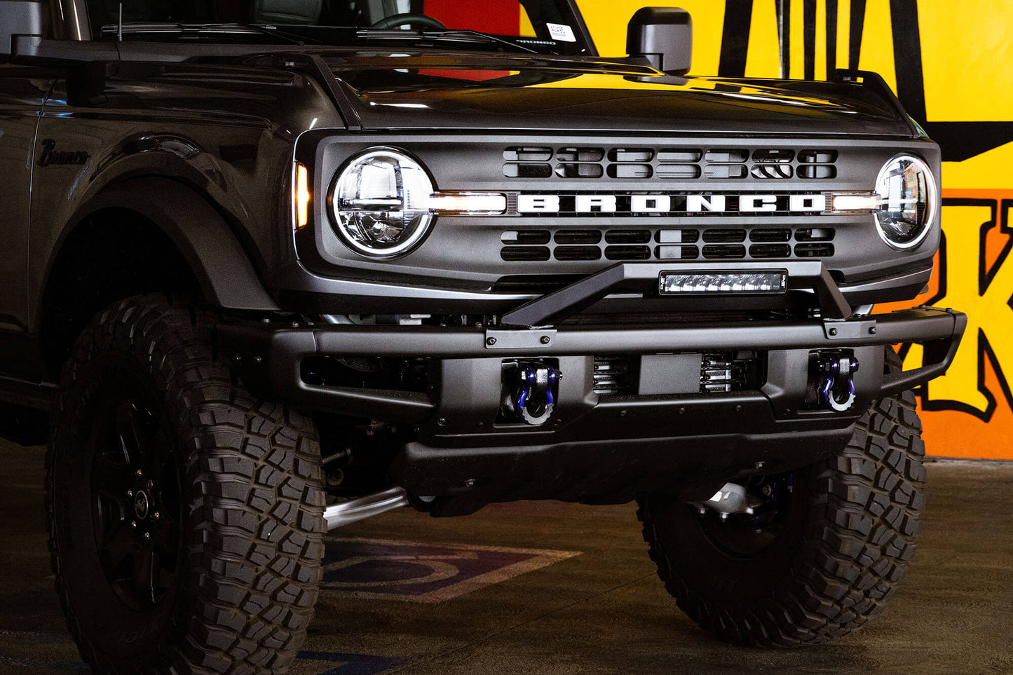 bronco-factory-steel-bumper-bull-bar-with-light.jpg