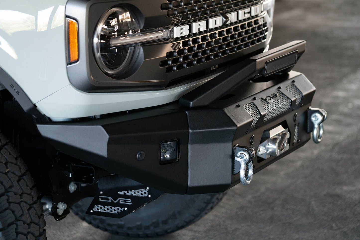 bronco-in-bumper-winch_8c477a37-955c-47cb-b996-16660fcbca91.jpg