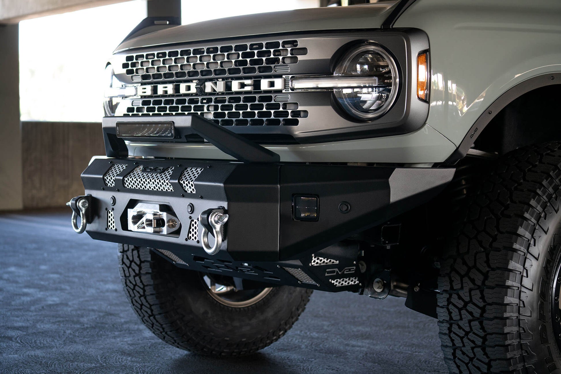 ford-bronco-winch-bumper_d9b831b2-0bef-44ec-8242-3b985c6726d9.jpg