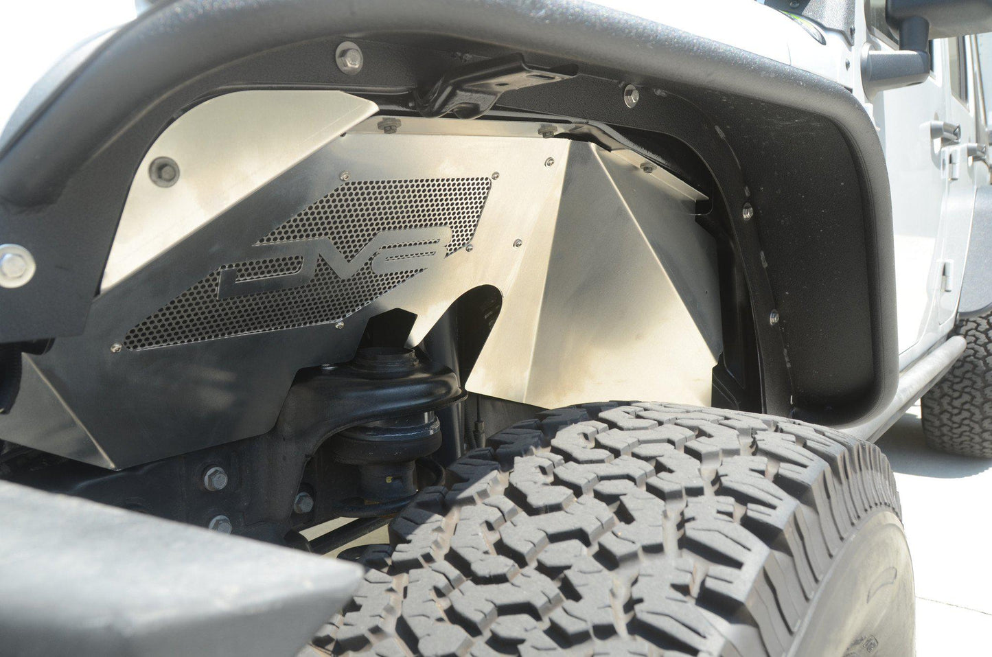 jk-front-inner-fenders-with-rock-lights-black-dv8-offroad-infend-13.jpg